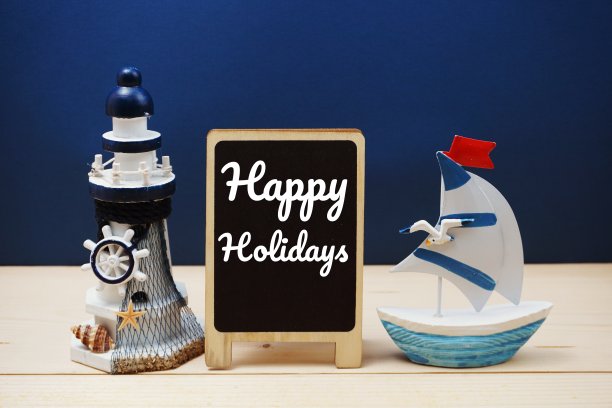 带有海洋装饰概念的画架木板上的节日快乐字图片下载