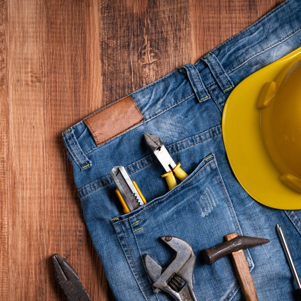 俯视图设计概念劳动节与工作工具和牛仔裤。图片下载