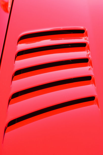 跑车上带进气的引擎盖图片下载