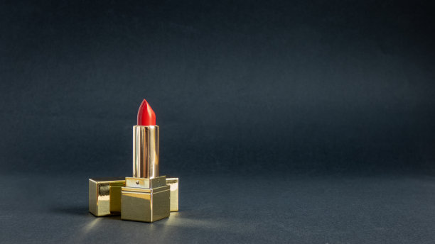 红色和金色的口红在黑色的背景图片下载