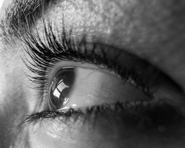 女人的眼睛望着窗外，有黑白的错觉图片下载