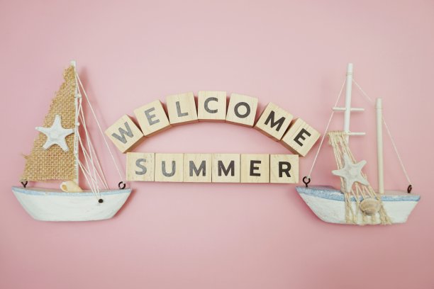 欢迎夏季信息字母信与帆船在粉红色的背景图片下载