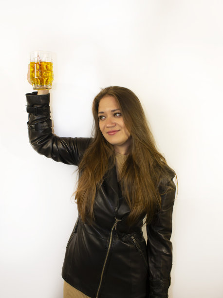 年轻漂亮的女人喝着啤酒图片下载