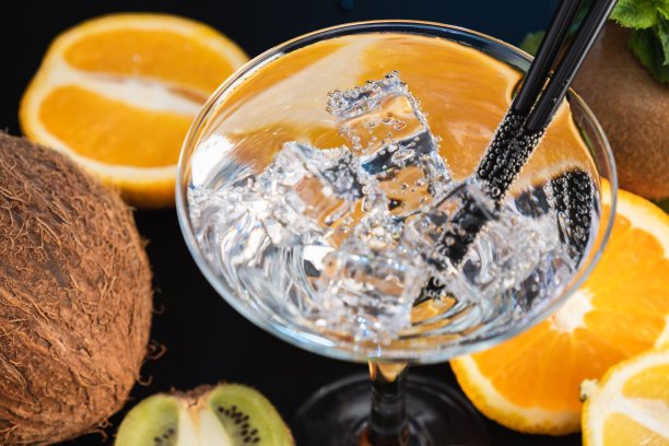 冰镇饮料的背景热带水果俯视图特写。图片下载