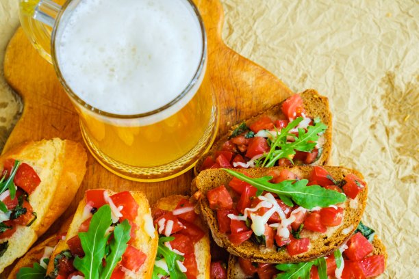 啤酒，意式烤面包，香肠，披萨。新鲜蔬菜图片下载