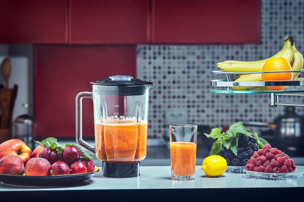 水果，叶子和蔬菜在模糊的背景。图片下载