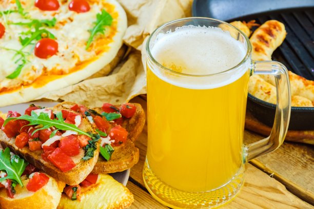 啤酒，意式烤面包，香肠，披萨。吃饭午饭图片下载