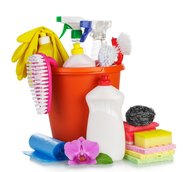 设置为一般清洁。各种窗户、家具和地板的清洁产品在桶上隔离成白色图片下载