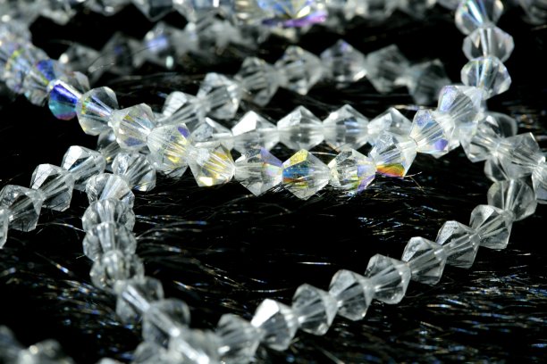 项链在黑色动物皮肤的背景图片下载