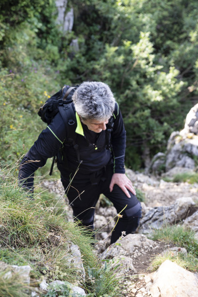 山里的徒步旅行者图片下载