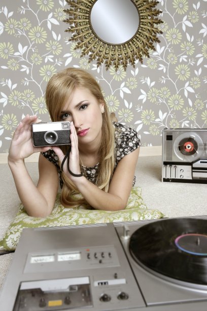 相机复古照片女人在复古的房间图片下载