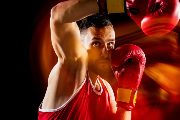 一个职业男性拳击手训练的裁剪图像孤立的黑色背景在混合光。对手的攻击。冲图片下载