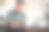 英俊成熟的男人在休闲西装坐在桌子在家庭办公室和笔记本电脑工作图片下载
