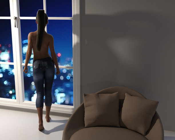 一个女人在夜晚从两扇大窗户望向城市的天际线。图片下载