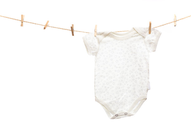 白色背景上晾衣绳上的婴儿衣服-图片图片下载
