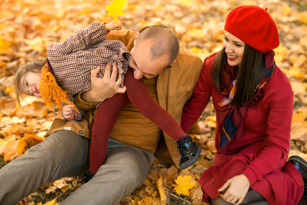 一位父亲很高兴看到他的小女儿咬她的腿图片下载