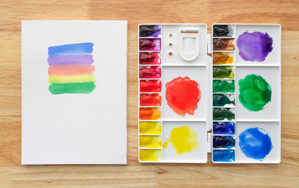 水彩颜料设置在白色调色板与白色的纸背景。图片下载