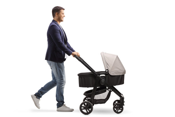 一个快乐的父亲推着婴儿车的全长侧面照片图片下载