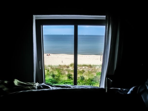 从窗口可以看到波罗的海的景色图片下载