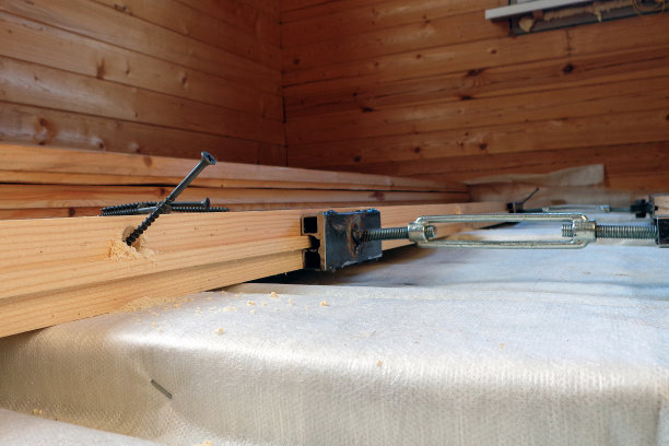 Ð¡ountry房子Nonstruction。加热、铺设、安装和固定木地板图片下载