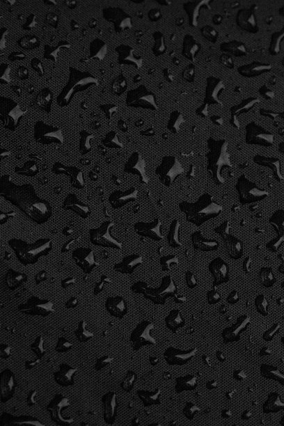 黑色背景上的雨滴的特写，宏观图片下载