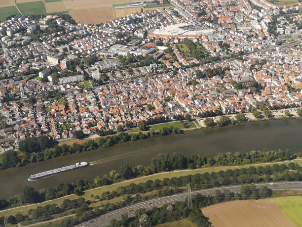 德国美因茨莱茵河上的游轮图片下载