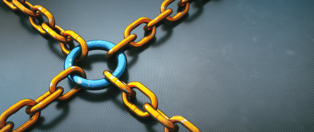 金色和蓝色金属线束连接四个链在一个闪亮的工业表面的十字形状。特写，宽水平构图。图片下载