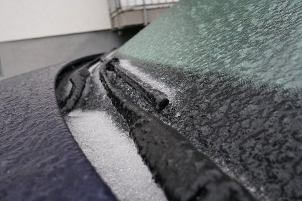 冬天汽车的挡风玻璃雨刷被冻住了图片下载