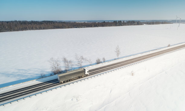 一辆卡车载货图片下载