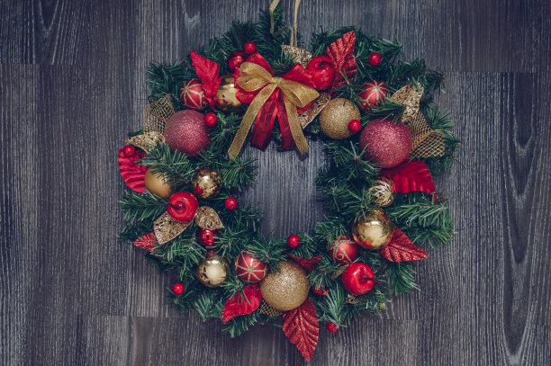 从上面看手工制作的圣诞花环，上面装饰着红色和金色的浆果、苹果和树叶图片下载