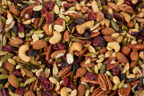 市场上各种各样的坚果。图片下载