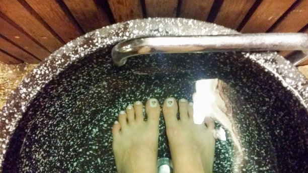 双脚在温暖的水中图片下载