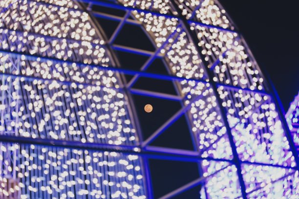 月亮在led灯之间图片下载