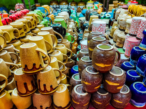 堆放在当地市场出售的一组杯子图片下载