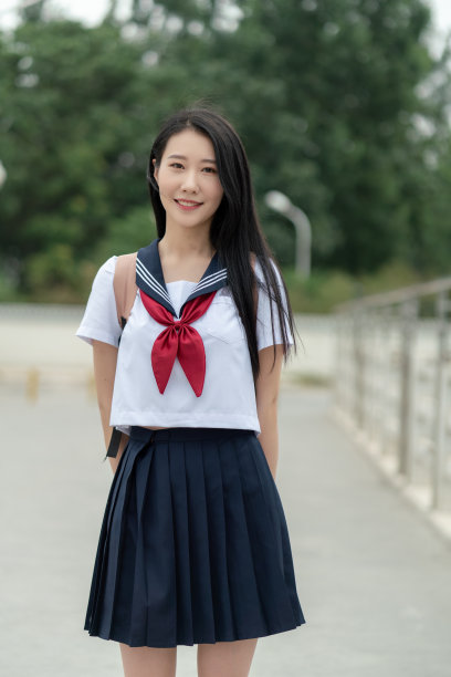 年轻的亚洲女性穿着学生服装，在大学里图片下载
