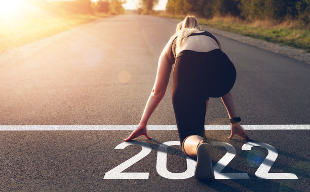 在起跑线上等待2022年新年的运动女孩。2022年的新目标、计划和愿景图片下载