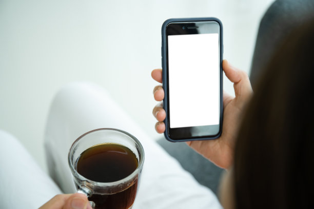 女人在看空的智能手机模型。图片下载