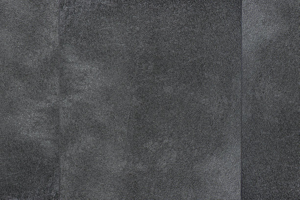 乙烯基PVC地板。乙烯基地板的纹理是黑色的。安装前的乙烯基覆盖层样品，混凝土地板上的黑色pvc瓷砖图片下载
