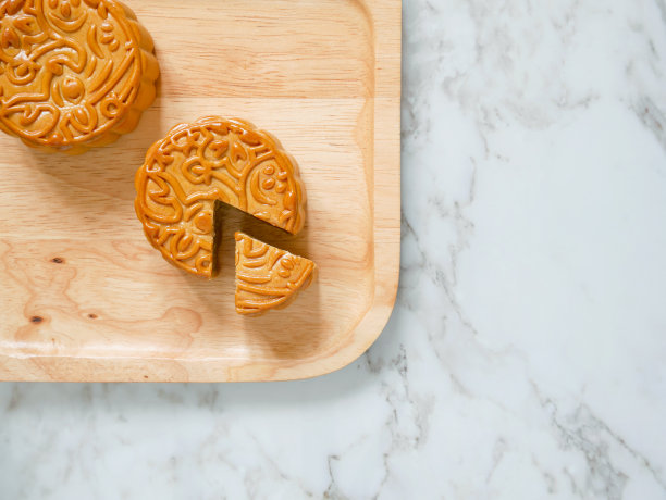 木盘上的月饼图片下载