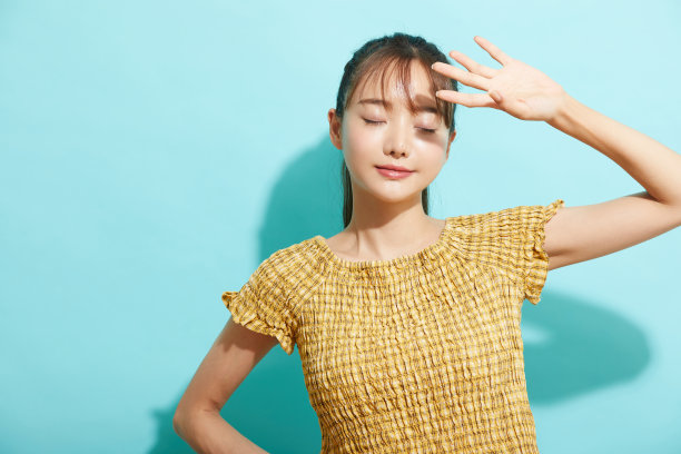 清新美丽的肖像一个年轻的亚洲女人在蓝色的背景图片下载