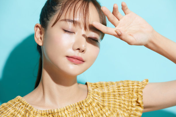 清新美丽的肖像一个年轻的亚洲女人在蓝色的背景图片下载