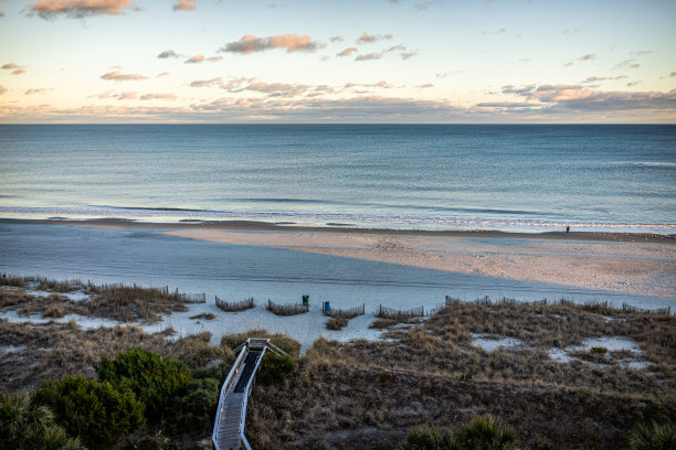 默特尔海滩城市与空中高角度视野俯瞰大西洋在黄昏日落与木板海滩通过沙丘和海燕麦植物海岸图片下载