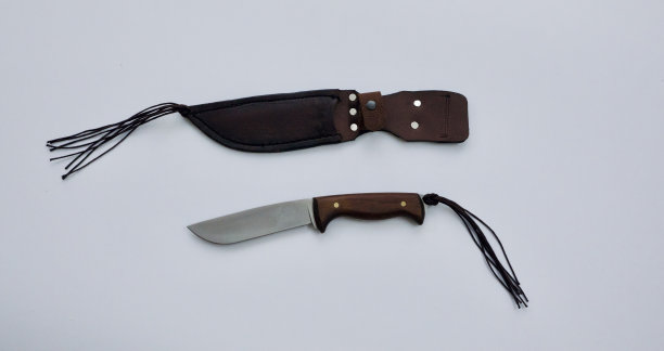 猎人刀股票照片从白色背景与皮革的高角度图片下载