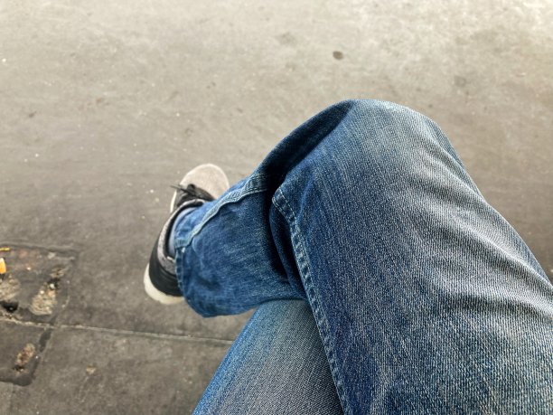 交叉腿的男人图片下载