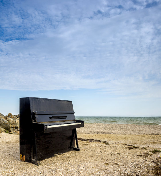 海滩上的旧钢琴图片下载