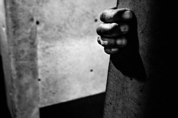 一只手从墙后抓住墙的图像图片下载
