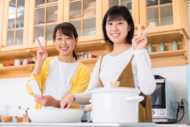 父母和女儿做饭，智能手机图片下载