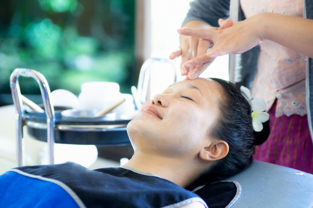 洗脸、按摩、搓洗脸部。图片下载