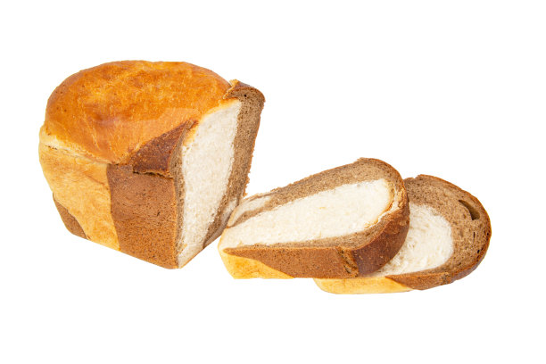 双色面包切片孤立在白色背景上图片下载