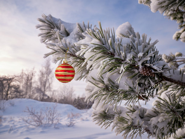 圣诞树与雪和圣诞球，节日，冬季背景与散景。新年卡图片下载